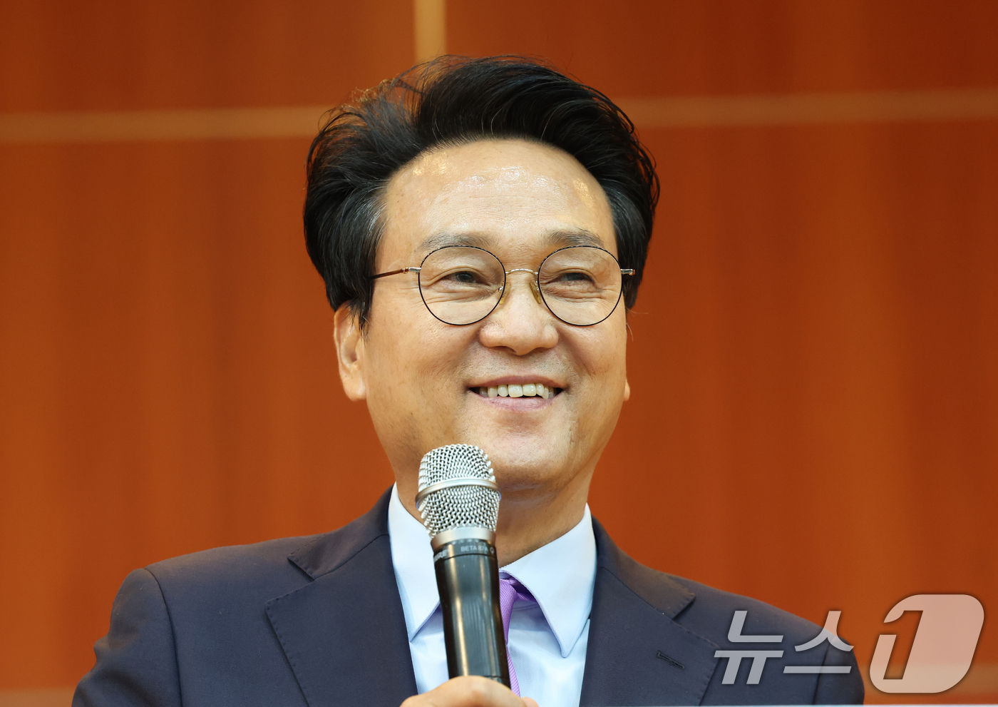 (수원=뉴스1) 김영운 기자 = 안민석 경기도교육감 당선인이 15일 경기 수원시 팔달구 경기아트센터에서 열린 '민선 6기 경기도교육감직 인수위원회 출범식'에서 인사말을 하고 있다. …