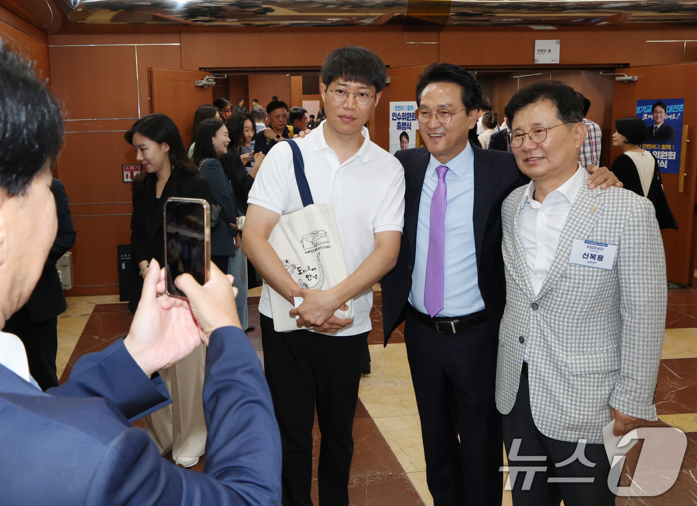 (수원=뉴스1) 김영운 기자 = 안민석 경기도교육감 당선인이 15일 경기 수원시 팔달구 경기아트센터에서 열린 '민선 6기 경기도교육감직 인수위원회 출범식'에 앞서 참석자들과 기념촬 …