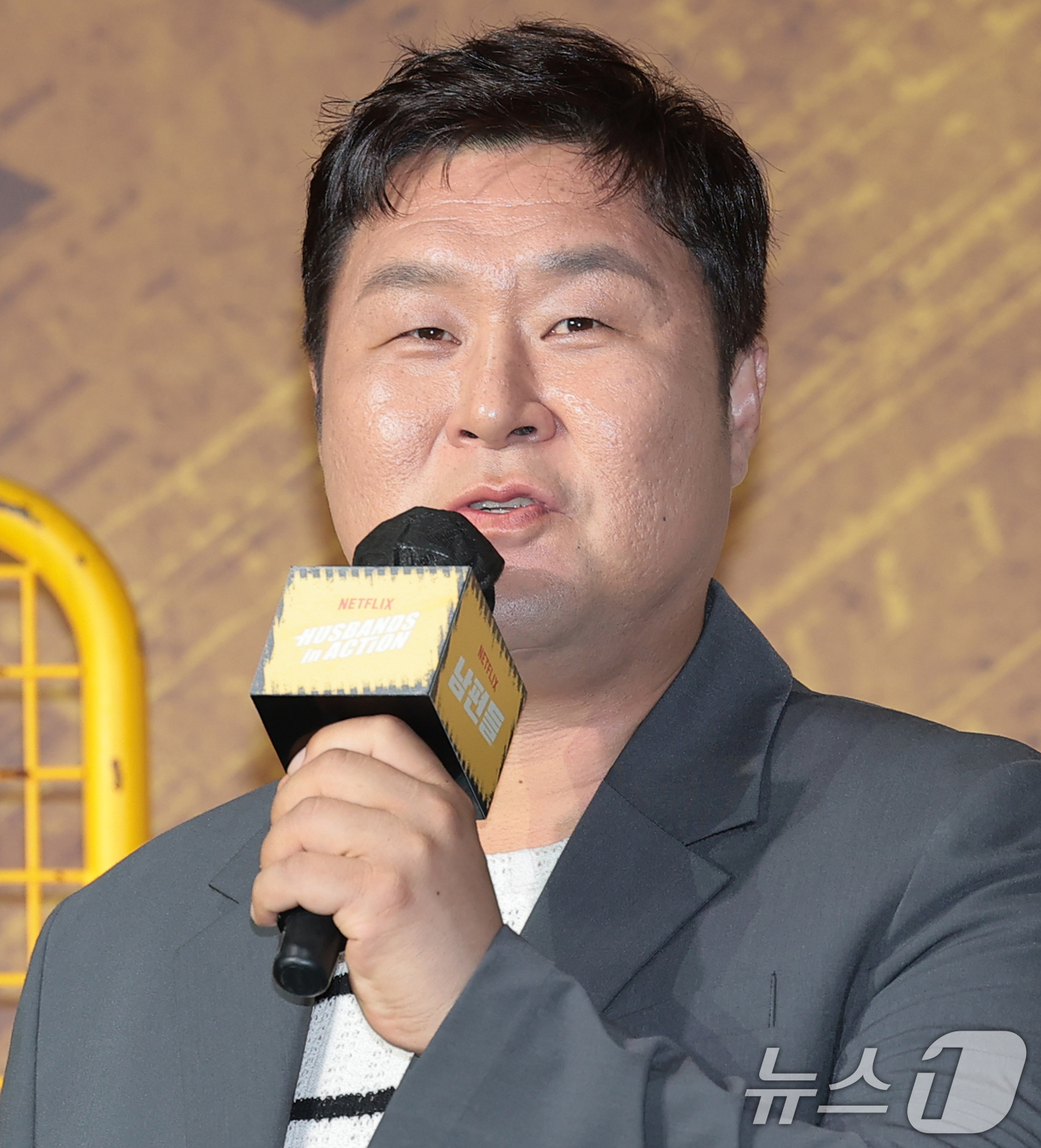(서울=뉴스1) 권현진 기자 = 배우 윤경호가 15일 서울 앰배서더 서울 풀만에서 열린 넷플릭스 영화 '남편들' 제작보고회에 참석해 인사말을 하고 있다.'남편들'은 범죄 조직에게 …