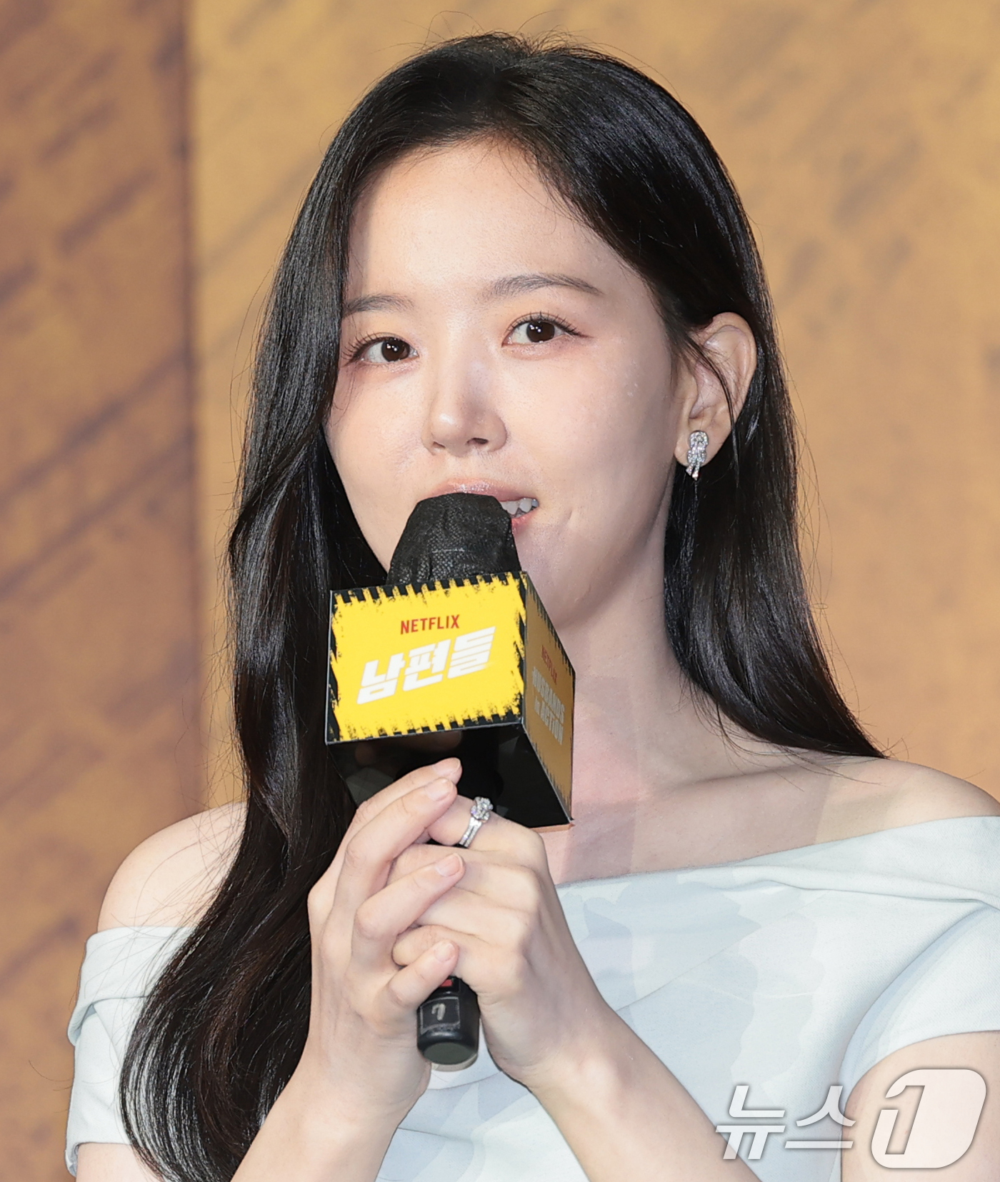 (서울=뉴스1) 권현진 기자 = 배우 강한나가 15일 서울 앰배서더 서울 풀만에서 열린 넷플릭스 영화 '남편들' 제작보고회에 참석해 인사말을 하고 있다.'남편들'은 범죄 조직에게 …