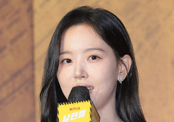 인사말 하는 강한나