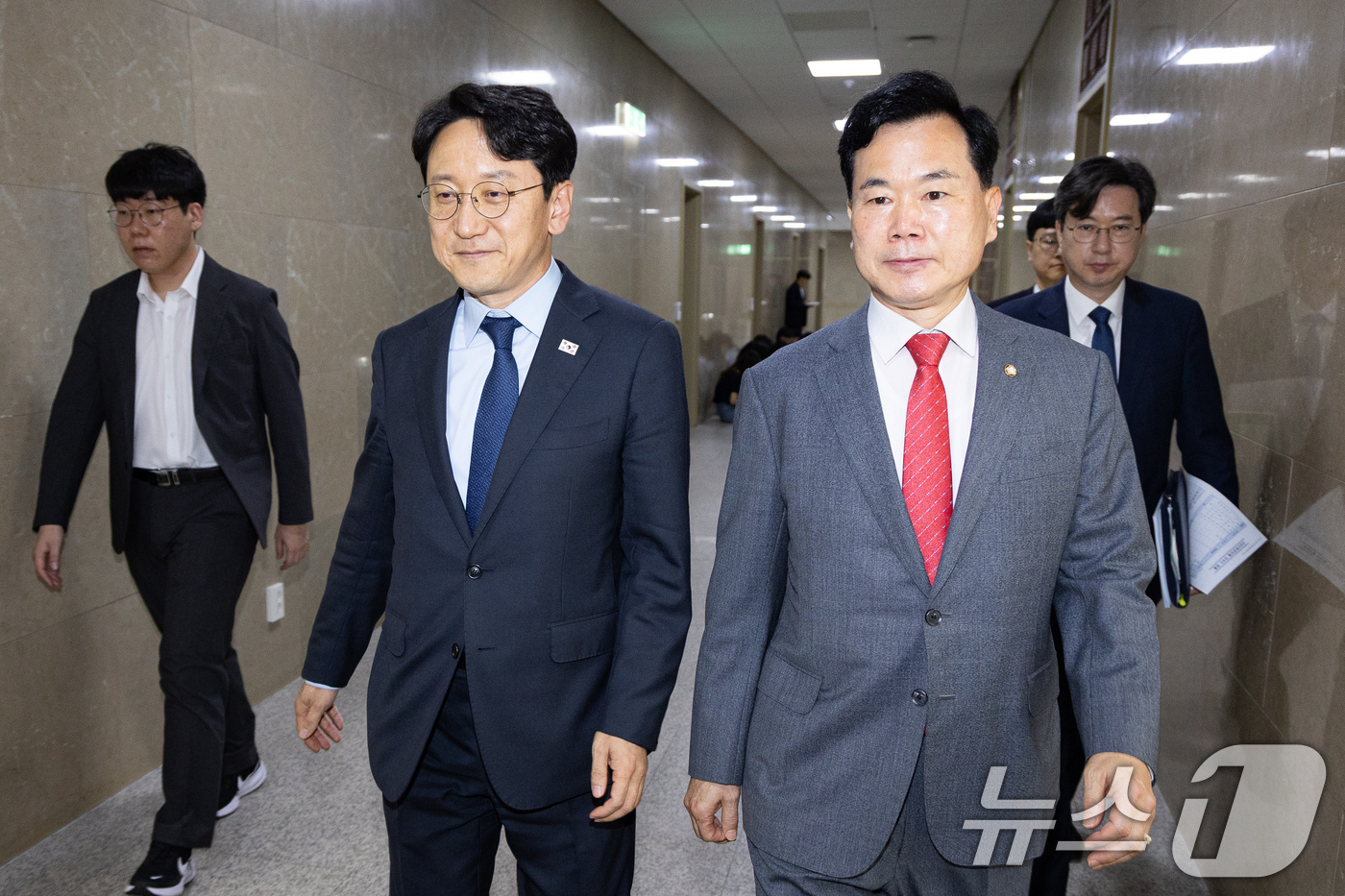 (서울=뉴스1) 유승관 기자 = 더불어민주당 천준호(왼쪽), 국민의힘 김승수 원내운영수석부대표가 15일 서울 여의도 국회에서 회동을 마친 후 이동하고 있다. 2026.6.15/뉴스 …