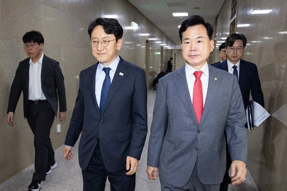 회동 마치고 이동하는 천준호·김승수 여야 원내운영수석부대표