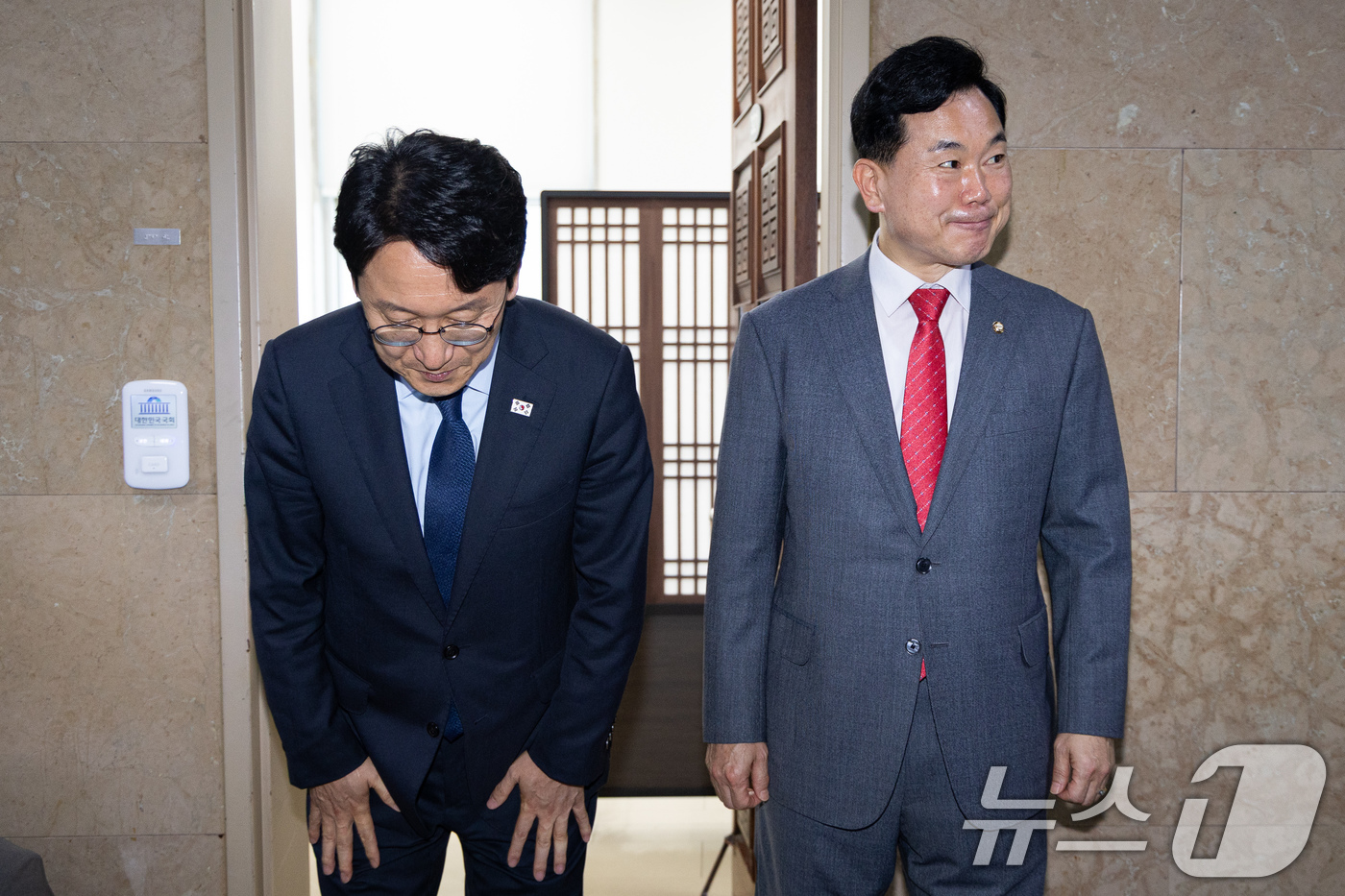 (서울=뉴스1) 유승관 기자 = 더불어민주당 천준호(왼쪽), 국민의힘 김승수 원내운영수석부대표가 15일 서울 여의도 국회에서 회동을 마친 후 이동하고 있다. 2026.6.15/뉴스 …