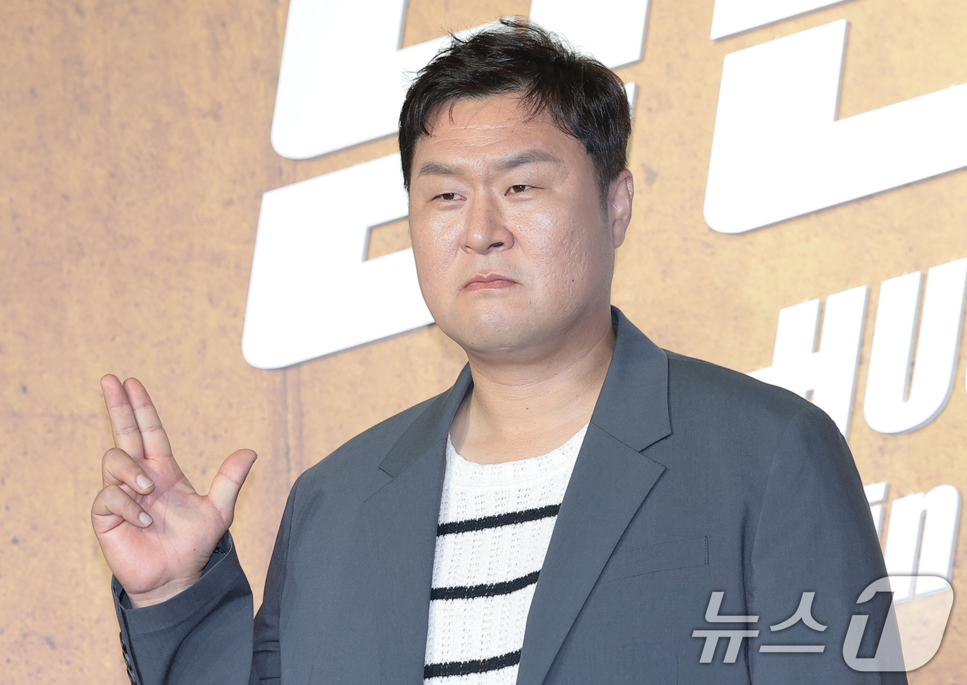 (서울=뉴스1) 권현진 기자 = 배우 윤경호가 15일 서울 앰배서더 서울 풀만에서 열린 넷플릭스 영화 '남편들' 제작보고회에 참석해 포즈를 취하고 있다.'남편들'은 범죄 조직에게 …