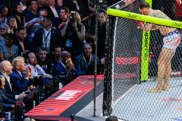 UFC 선수와 대화하는 트럼프 대통령