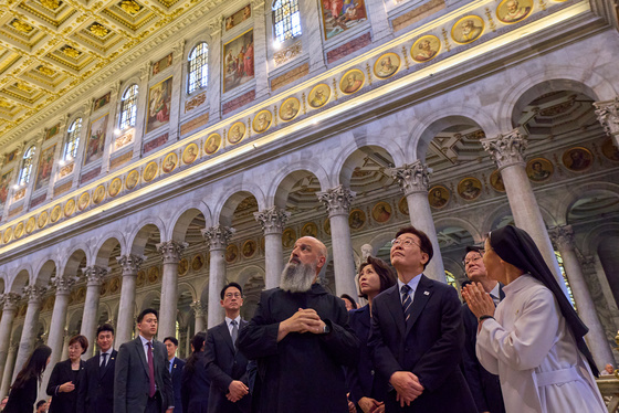 성 바오로 대성당 살펴보는 이재명 대통령