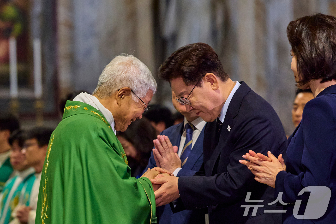 (로마(이탈리아)=뉴스1) 허경 기자 = 이재명 대통령과 유흥식 추기경이 14일(현지시간) 이탈리아 로마 성 바오로 대성당에서 열린 평화와 연대를 위한 특별미사를 마친 후 인사를 …