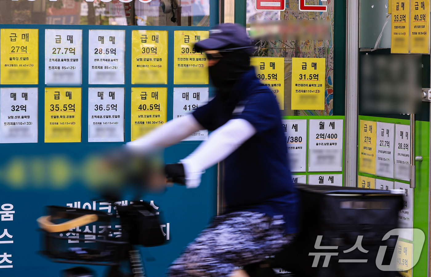 (서울=뉴스1) 이호윤 기자 = 15일 부동산 플랫폼 직방이 국토교통부 실거래가 자료를 분석한 결과 지난달 서울 아파트 거래 중 20억 원 이상 가격대 비중은 13.6%로 1월 대 …