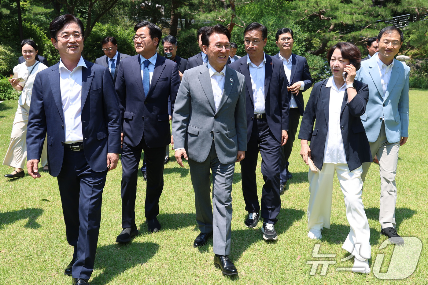 (서울=뉴스1) 김성진 기자 = 김민석 국무총리가 15일 오후 서울 종로구 국무총리 서울공관에서 추미애 경기도지사 당선인을 비롯한 광역단체장 당선자들과 간담회를 하기 위해 이동하고 …