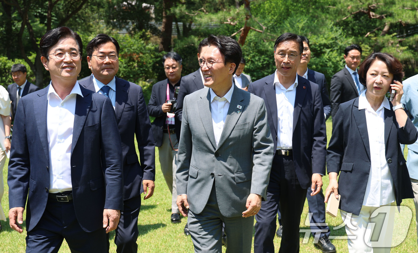 (서울=뉴스1) 김성진 기자 = 김민석 국무총리가 15일 오후 서울 종로구 국무총리 서울공관에서 추미애 경기도지사 당선인을 비롯한 광역단체장 당선자들과 간담회를 하기 위해 이동하고 …