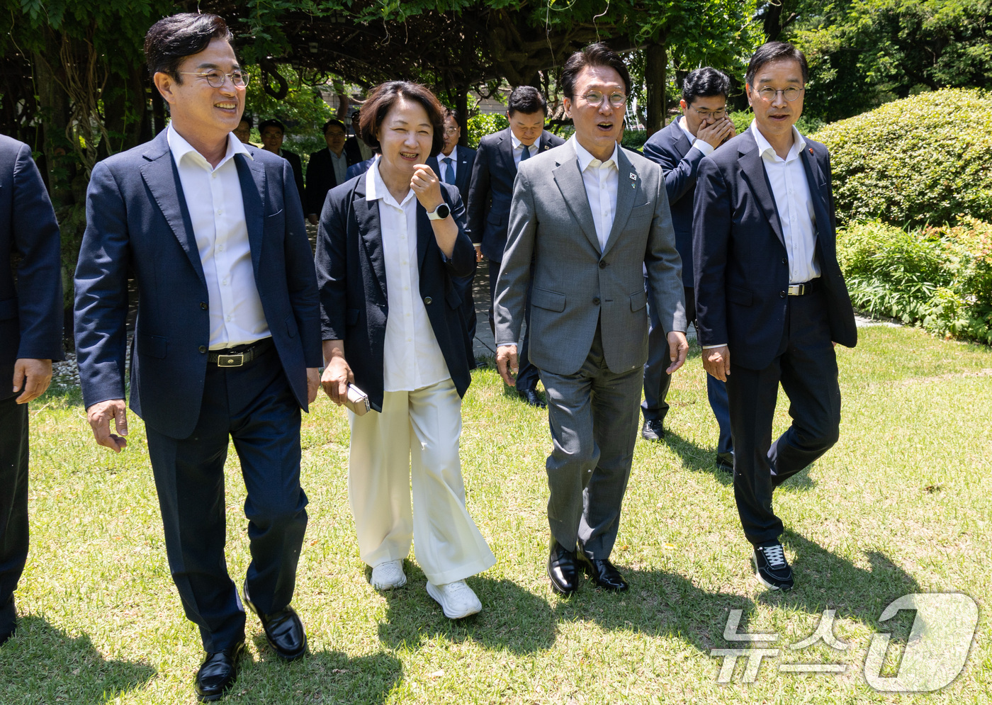 (서울=뉴스1) 김성진 기자 = 김민석 국무총리가 15일 오후 서울 종로구 국무총리 서울공관에서 추미애 경기도지사 당선인을 비롯한 광역단체장 당선자들과 간담회를 하기 위해 이동하고 …