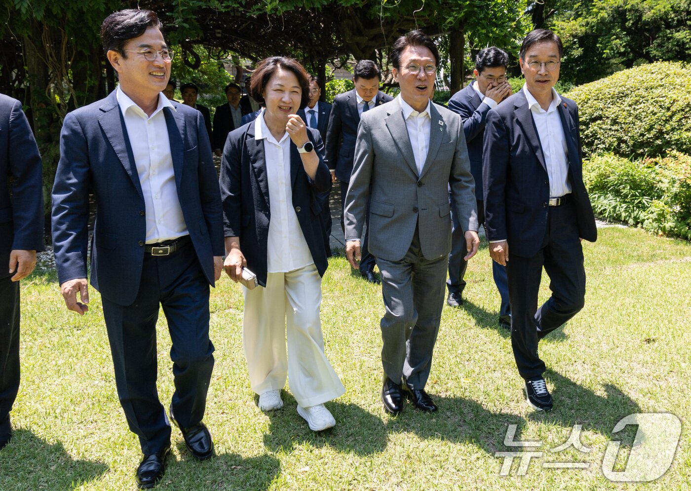 본문 이미지 - 김민석 국무총리가 15일 오후 서울 종로구 국무총리 서울공관에서 추미애 경기도지사 당선인을 비롯한 광역단체장 당선자들과 간담회를 하기 위해 이동하고 있다. (공동취재) 2026.6.15 ⓒ 뉴스1 김성진 기자
