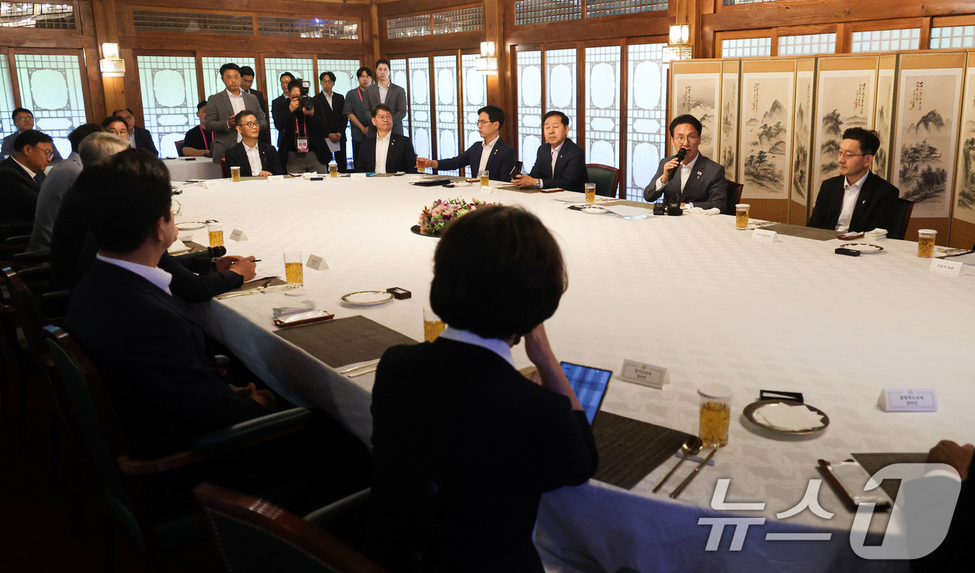 (서울=뉴스1) 김성진 기자 = 김민석 국무총리가 15일 서울 종로구 국무총리 공관에서 열린 국토대전환 관련 광역단체장 당선자 간담회에서 발언하고 있다. (공동취재) 2026.6. …