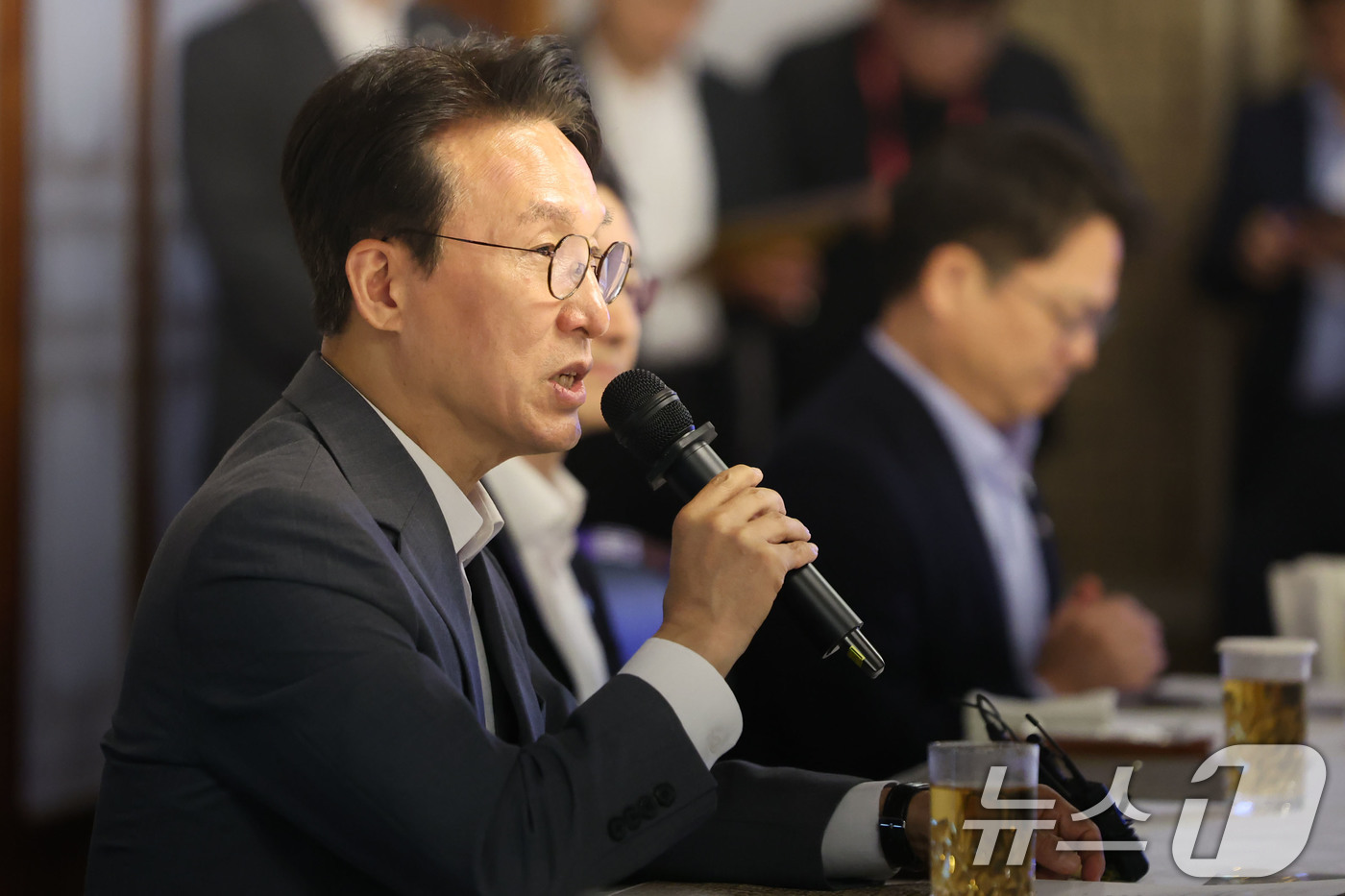 (서울=뉴스1) 김성진 기자 = 김민석 국무총리가 15일 서울 종로구 국무총리 공관에서 열린 국토대전환 관련 광역단체장 당선자 간담회에서 발언하고 있다. (공동취재) 2026.6. …