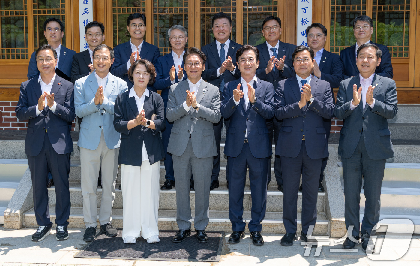 (서울=뉴스1) 김성진 기자 = 김민석 국무총리와 구윤철 부총리 겸 재정경제부 장관이 15일 오후 서울 종로구 국무총리 서울공관에서 추미애 경기도지사 당선인을 비롯한 광역단체장 당 …
