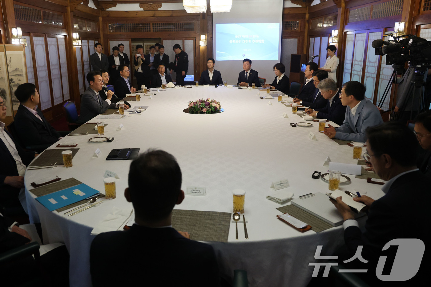 (서울=뉴스1) 김성진 기자 = 김민석 국무총리가 15일 서울 종로구 국무총리 공관에서 열린 국토대전환 관련 광역단체장 당선자 간담회에서 발언하고 있다. (공동취재) 2026.6. …