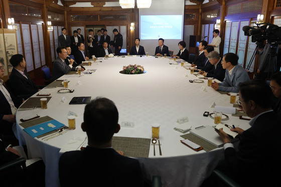 김민석 총리, 광역단체장 당선자들과 간담회