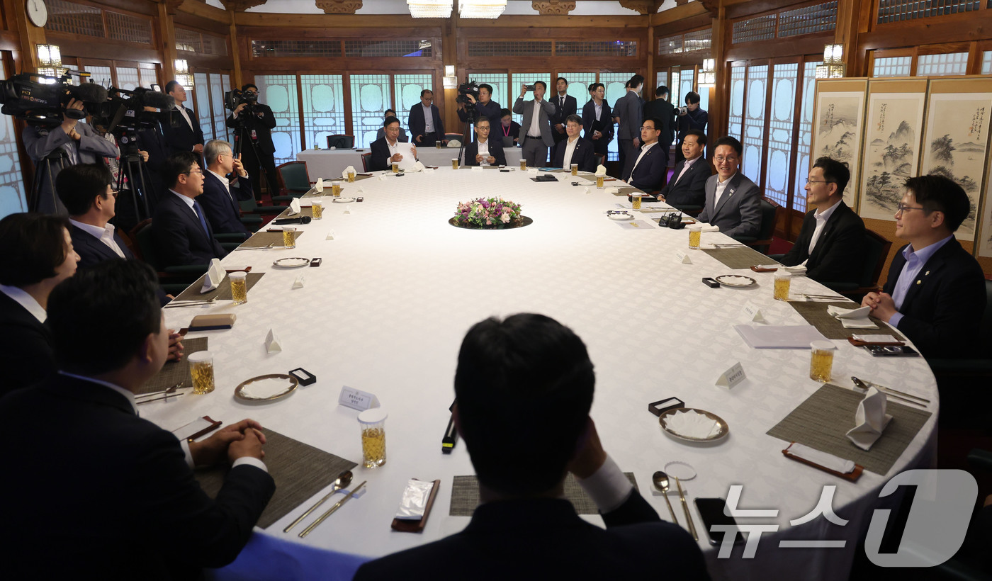 (서울=뉴스1) 김성진 기자 = 김민석 국무총리가 15일 서울 종로구 국무총리 공관에서 열린 국토대전환 관련 광역단체장 당선자 간담회에서 발언하고 있다. (공동취재) 2026.6. …