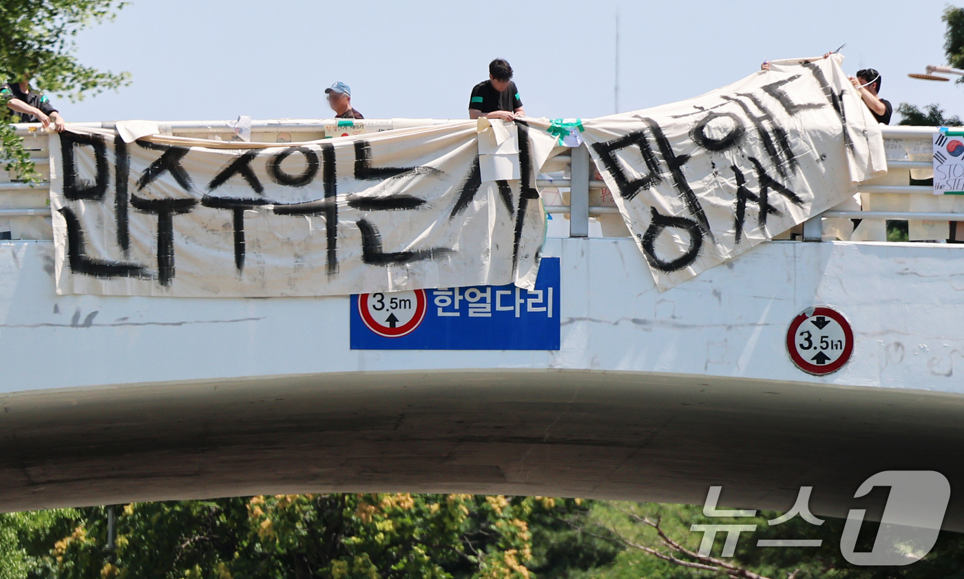 (서울=뉴스1) 오대일 기자 = 제9회 전국동시지방선거 투표용지 부족 사태를 규탄하는 개표소 봉쇄 시위가 11일째 이어진 15일 서울 송파구 올림픽공원 핸드볼경기장 인근 보행교에서 …
