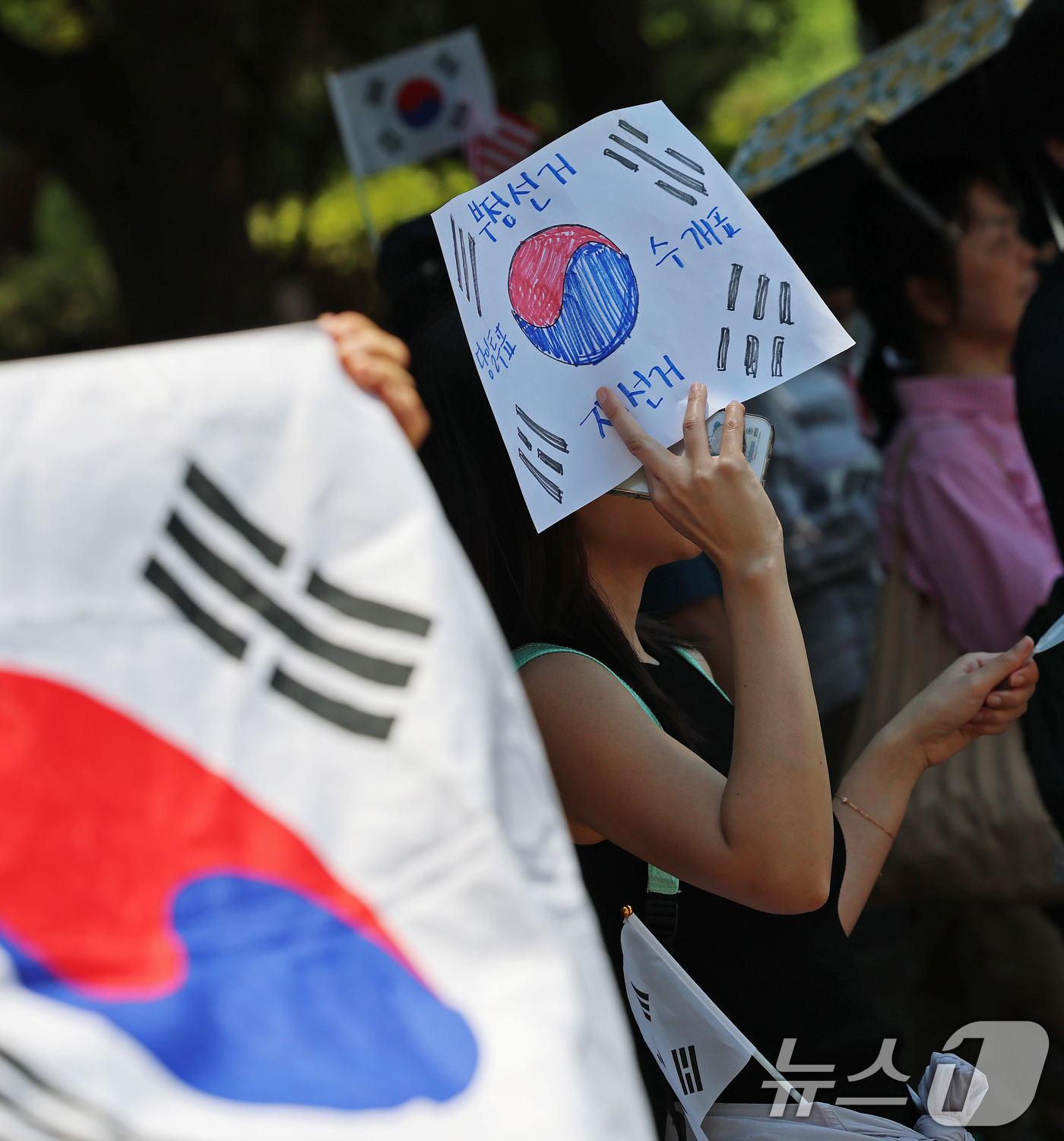 (서울=뉴스1) 오대일 기자 = 제9회 전국동시지방선거 투표용지 부족 사태를 규탄하는 개표소 봉쇄 시위가 11일째 이어진 15일 서울 송파구 올림픽공원 핸드볼경기장 앞에서 참가자들 …