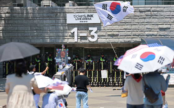 李대통령 "잠실 시위대 민간인 출입제한 행패, 행위·공모자 엄정 수사하라"