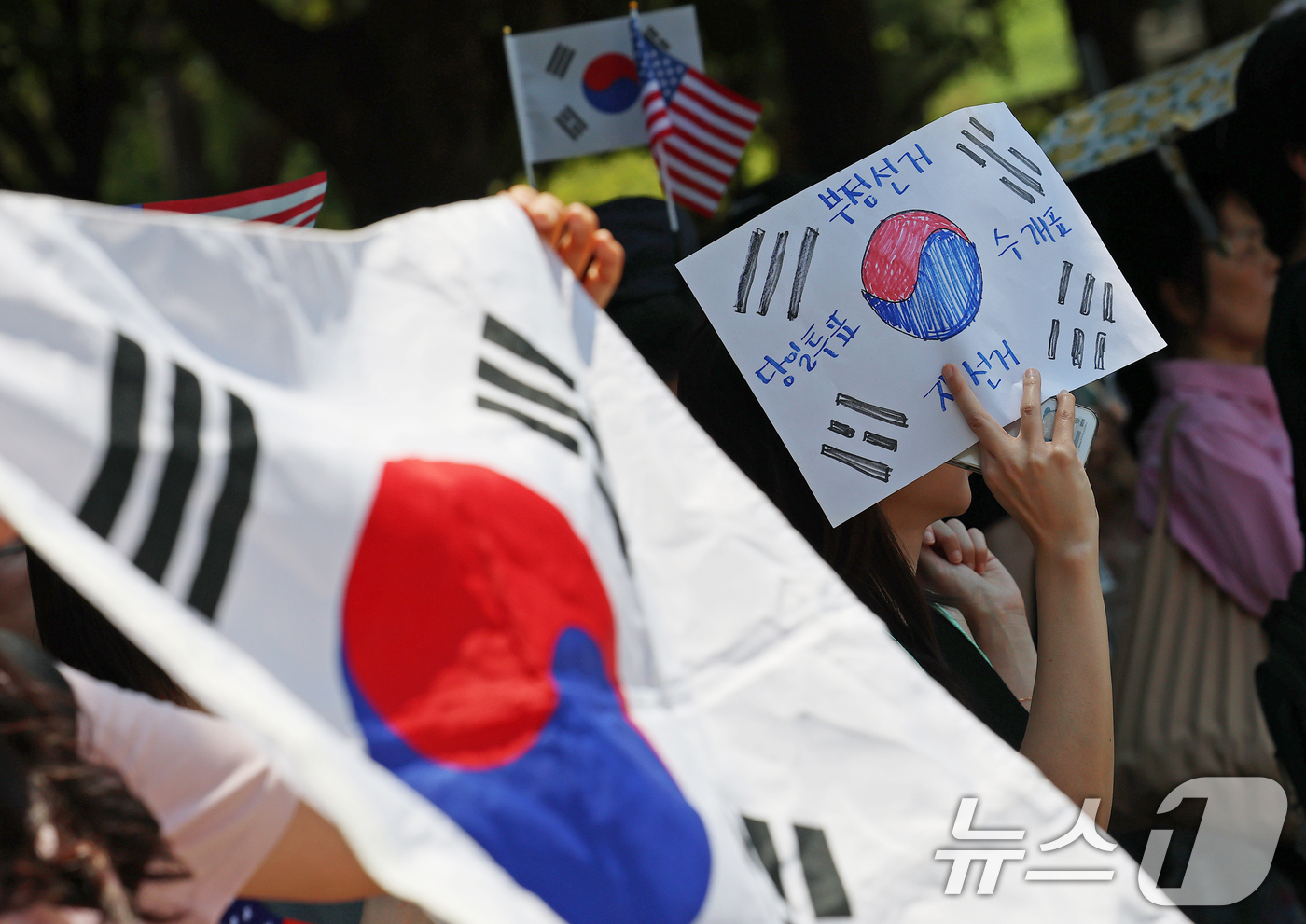 (서울=뉴스1) 오대일 기자 = 제9회 전국동시지방선거 투표용지 부족 사태를 규탄하는 개표소 봉쇄 시위가 11일째 이어진 15일 서울 송파구 올림픽공원 핸드볼경기장 앞에서 참가자들 …