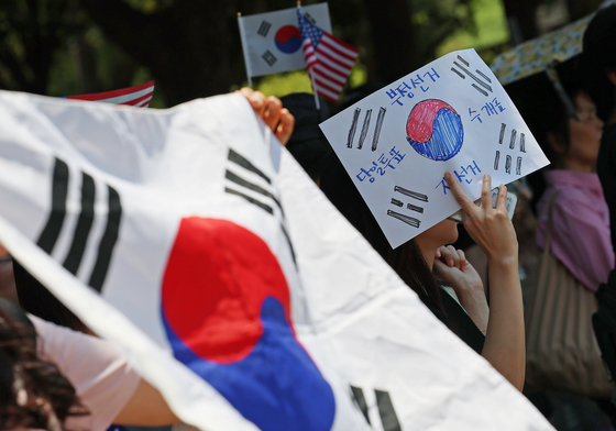 태극기 흔들며 '재선거' 촉구