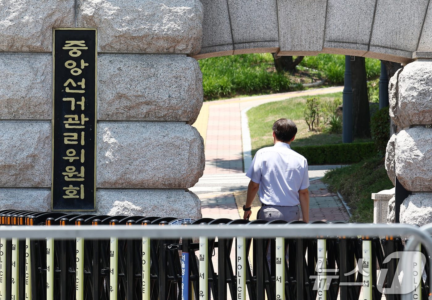 (과천=뉴스1) 김민지 기자 = 6·3 지방선거 '투표용지 부족 사태' 진상 규명 검경 합동수사본부(합수본)가 이번주 본격 가동된다.법조계에 따르면 선관위 서버 압수수색을 마친 합 …