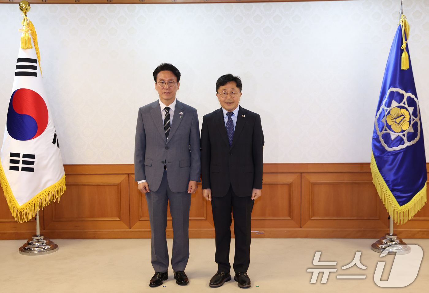 (서울=뉴스1) 김명섭 기자 = 김민석 국무총리가 15일 서울 종로구 세종대로 정부서울청사에서 열린 차관급 임명장 수여식에서 김강주 국립 군산대학교 총장에게 임명장을 전달후 기념촬 …