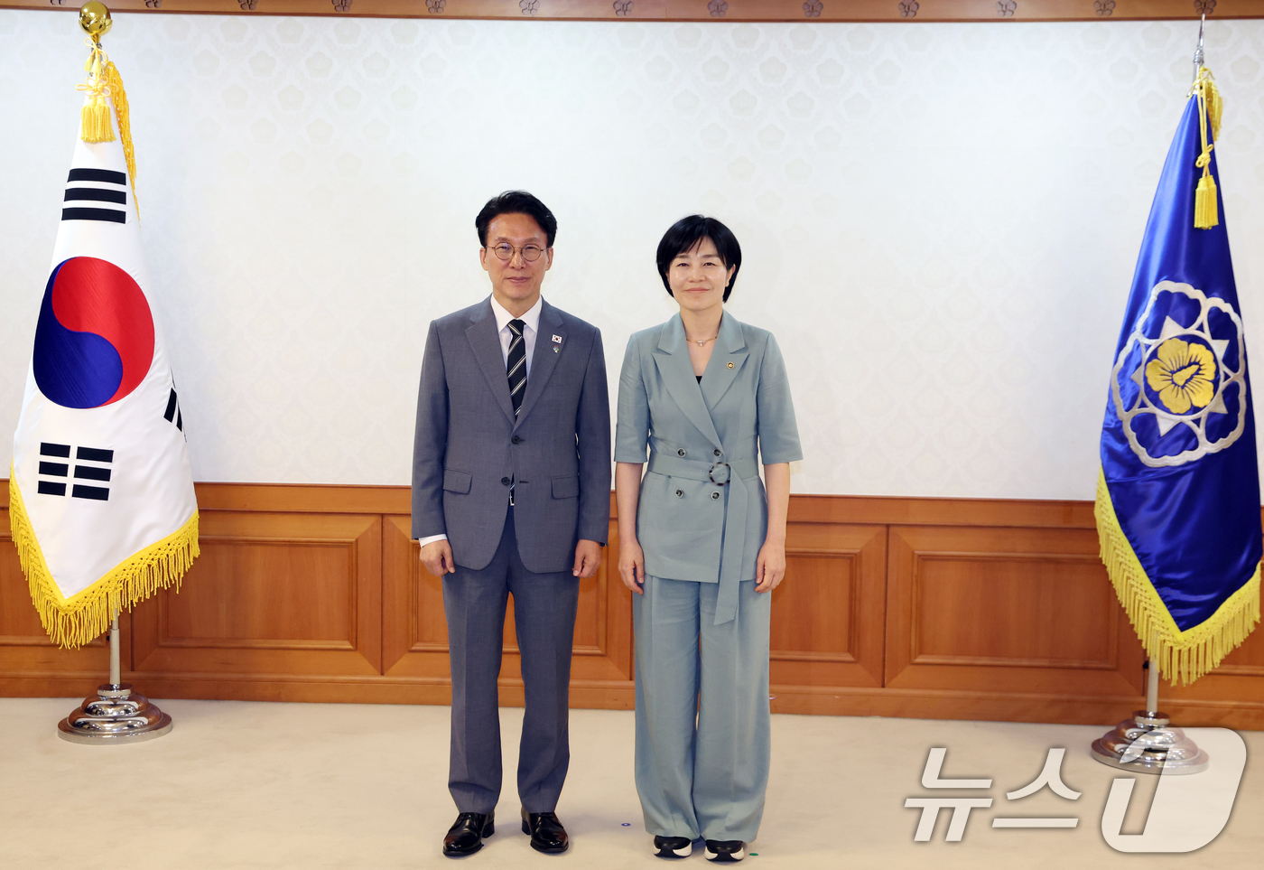 (서울=뉴스1) 김명섭 기자 = 김민석 국무총리가 15일 서울 종로구 세종대로 정부서울청사에서 열린 차관급 임명장 수여식에서 현수엽 보건복지부 1차관에게 임명장을 전달후 기념촬영을 …