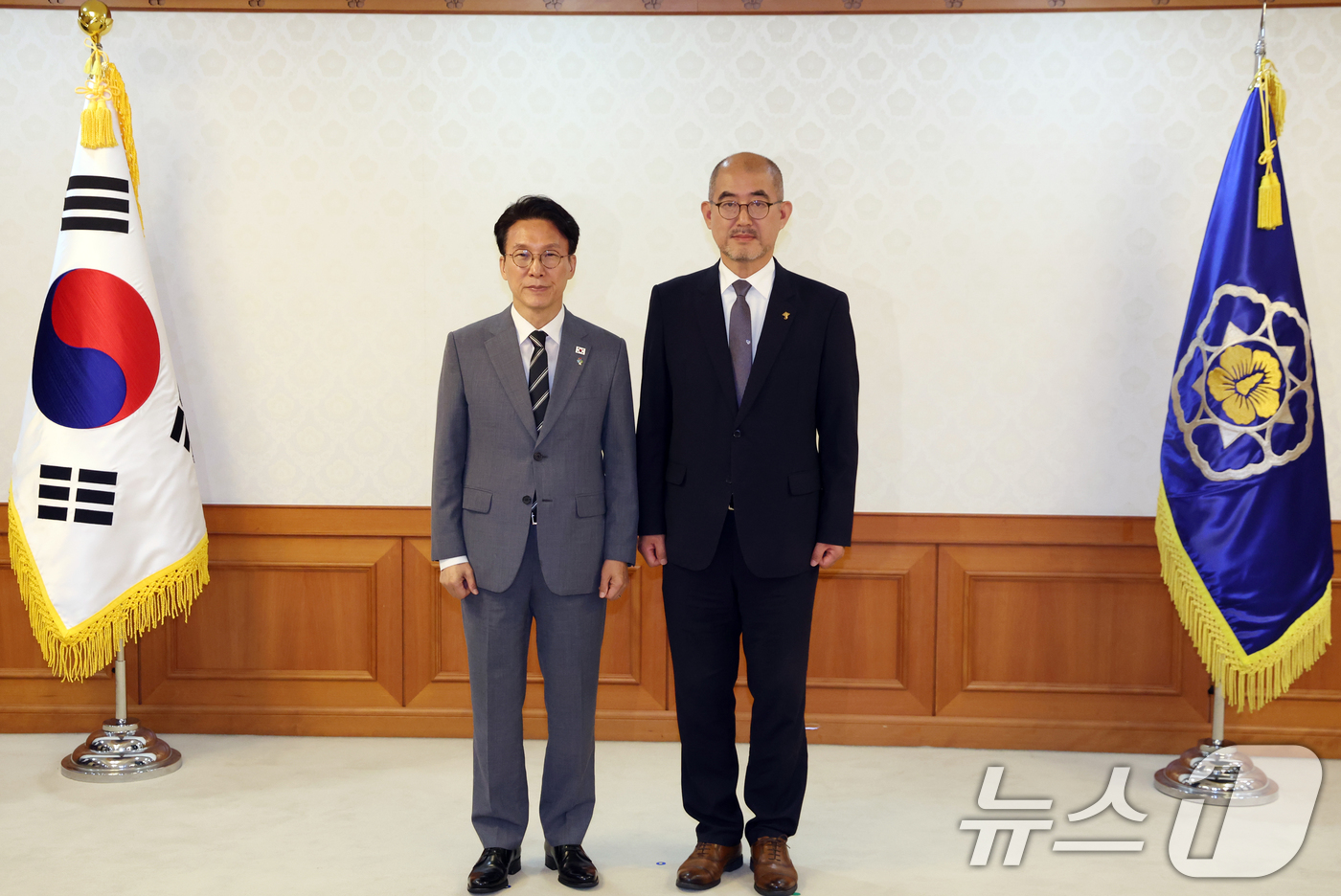 (서울=뉴스1) 김명섭 기자 = 김민석 국무총리가 15일 서울 종로구 세종대로 정부서울청사에서 열린 차관급 임명장 수여식에서 장지성 전주교육대학교 총장에게 임명장을 전달후 기념촬영 …