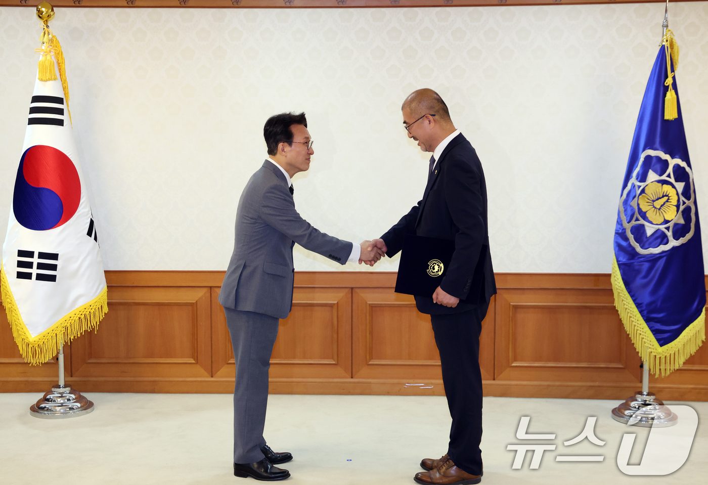 (서울=뉴스1) 김명섭 기자 = 김민석 국무총리가 15일 서울 종로구 세종대로 정부서울청사에서 열린 차관급 임명장 수여식에서 장지성 전주교육대학교 총장에게 임명장을 전달하고 있다. …