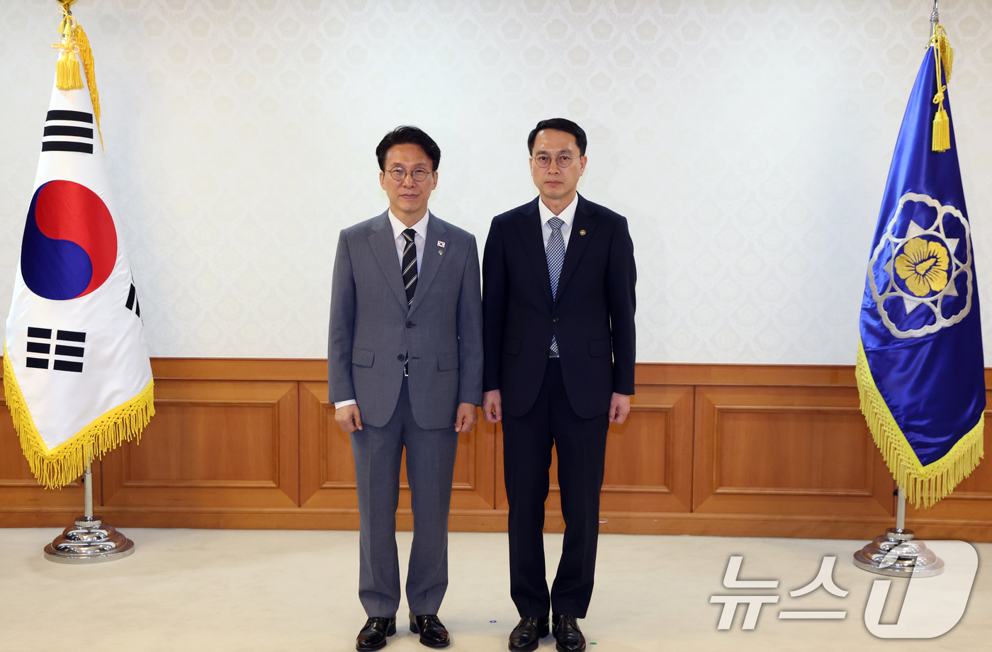 (서울=뉴스1) 김명섭 기자 = 김민석 국무총리가 15일 서울 종로구 세종대로 정부서울청사에서 열린 차관급 임명장 수여식에서  문성요 새만금개발청장에게 임명장을 전달후 기념촬영을 …