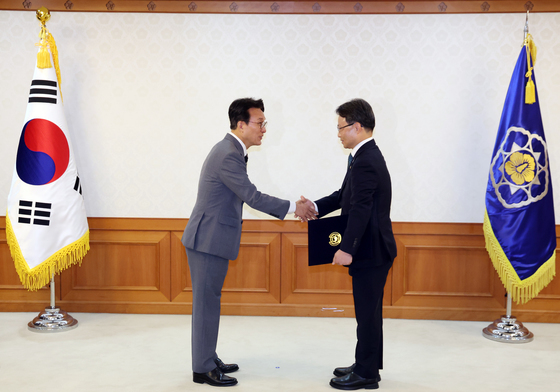 박은식 산림청장에게 임명장 전달하는 김민석 총리