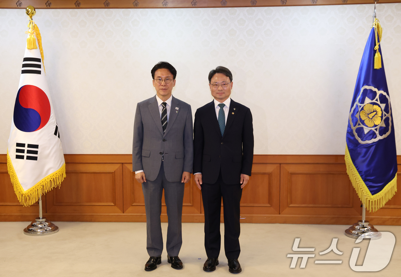 (서울=뉴스1) 김명섭 기자 = 김민석 국무총리가 15일 서울 종로구 세종대로 정부서울청사에서 열린 차관급 임명장 수여식에서  박은식 산림청장에게 임명장을 전달후 기념촬영을 하고 …