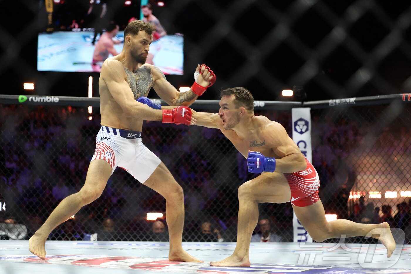 본문 이미지 - 14일(현지시간) 미국 워싱턴 D.C. 백악관 사우스론에서 열린 'UFC 프리덤 250' 대회에서 마우리시오 러피(빨간 글러브)가 마이클 챈들러(파란 글러브)와 경기를 펼치고 있다. 2026.06.14 ⓒ 로이터=뉴스1