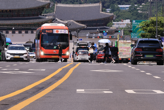 사무·행정직 AI 노출도 높다…KISDI "직무 전환 지원 필요"