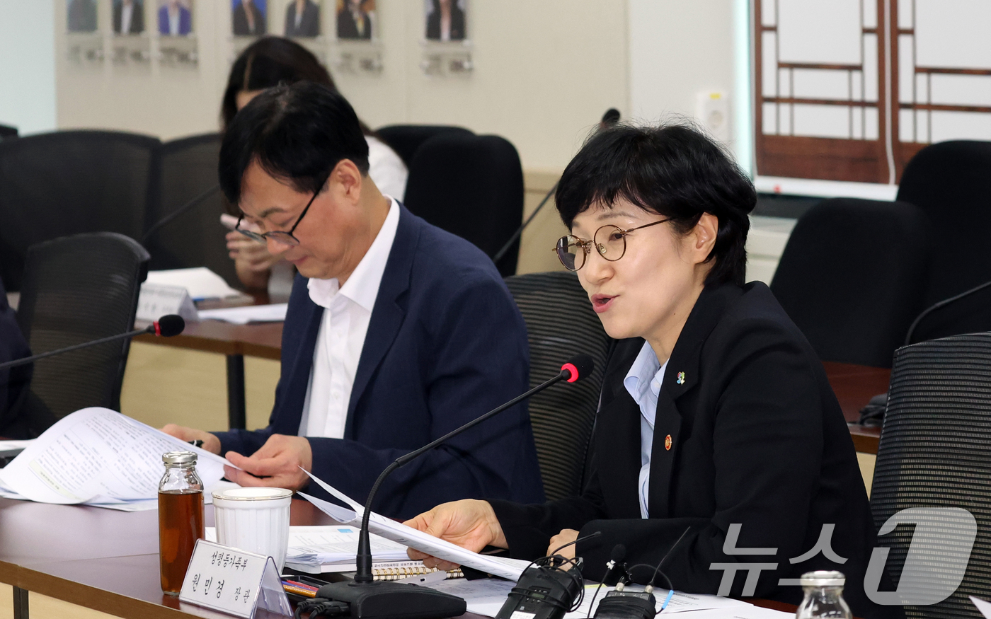 (서울=뉴스1) 김명섭 기자 = 원민경 성평등 가족부 장관이 15일 오후 서울 종로구 세종대로 정부서울청사에서 열린 아동·청소년 성보호 유관기관 간담회에서 모두 발언을 하고 있다. …