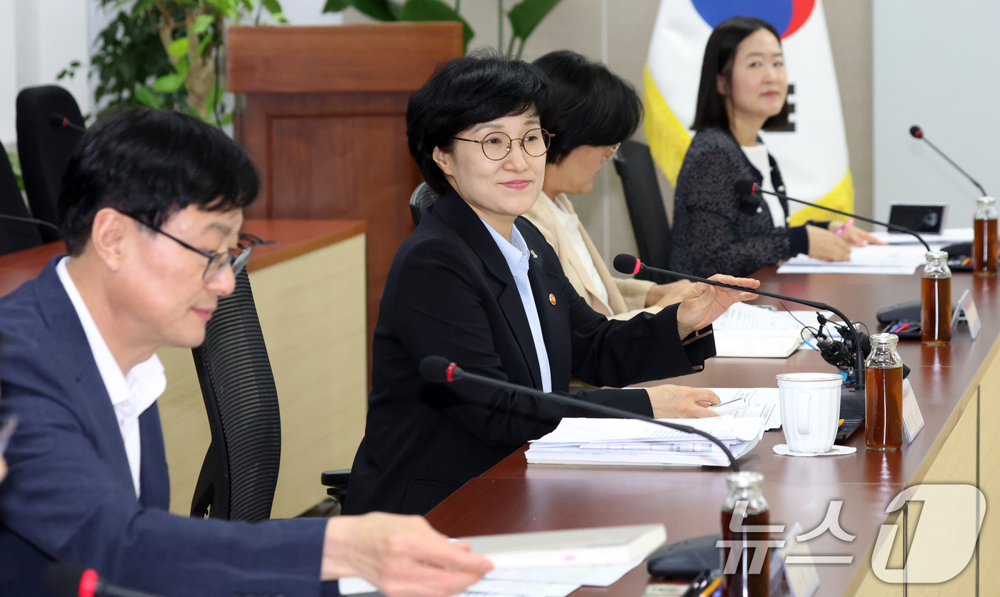(서울=뉴스1) 김명섭 기자 = 원민경 성평등 가족부 장관이 15일 오후 서울 종로구 세종대로 정부서울청사에서 열린 아동·청소년 성보호 유관기관 간담회에서 모두 발언을 하고 있다. …