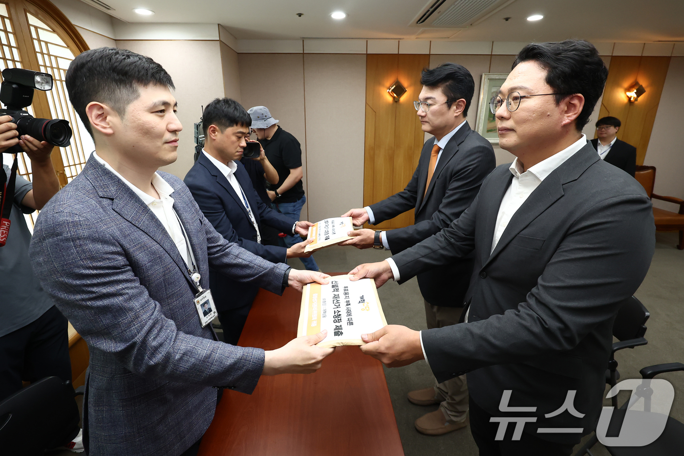 (과천=뉴스1) 김민지 기자 = 개혁신당 천하람 원내대표와 김정철 전 서울시장 후보가 15일 경기도 과천시 중앙선거관리위원회 민원실에서 투표용지 부족 사태가 발생한 서울 등 일부 …