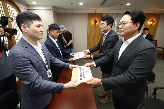 중앙선관위에 재선거 소청장 제출하는 개혁신당
