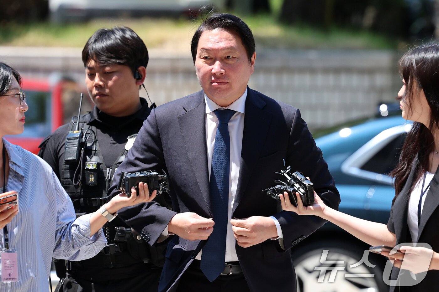 본문 이미지 - 최태원 SK그룹 회장이 15일 서울 서초구 서울고등법원에서 열린 노소영 아트센터 나비 관장과의 재산 분할 파기환송심 2차 조정 기일에 출석하고 있다. (공동취재) 2026.6.15 ⓒ 뉴스1 김도우 기자