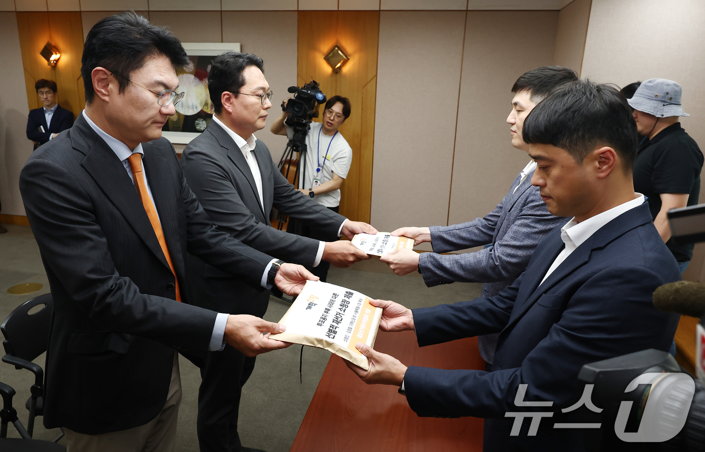 (과천=뉴스1) 김민지 기자 = 개혁신당 천하람 원내대표와 김정철 전 서울시장 후보가 15일 경기도 과천시 중앙선거관리위원회 민원실에서 투표용지 부족 사태가 발생한 서울 등 일부 …