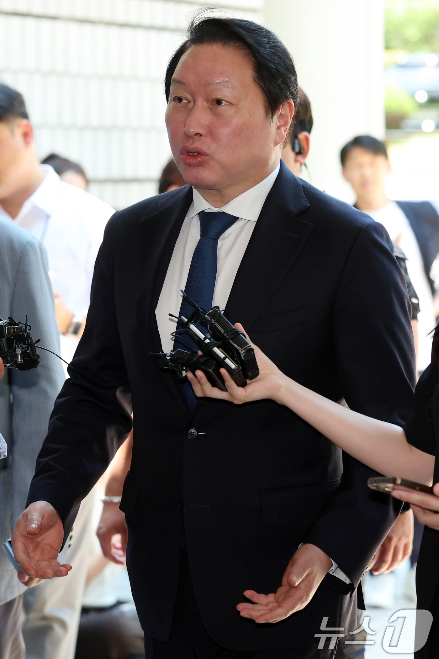 (서울=뉴스1) 김도우 기자 = 최태원 SK그룹 회장이 15일 서울 서초구 서울고등법원에서 열린 노소영 아트센터 나비 관장과의 재산 분할 파기환송심 2차 조정 기일에 출석하고 있다 …