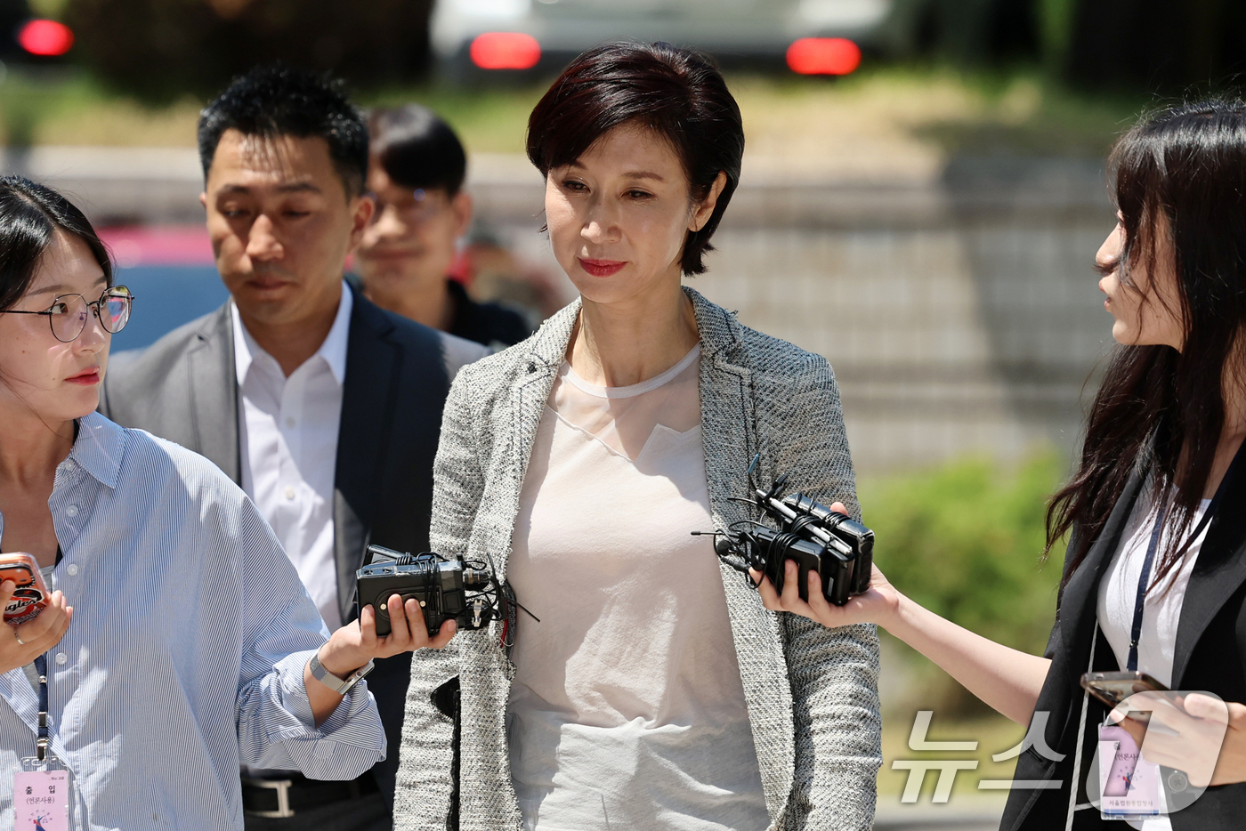 (서울=뉴스1) 김도우 기자 = 노소영 아트센터 나비 관장이 15일 서울 서초구 서울고등법원에서 열린 최태원 SK그룹 회장과의 재산 분할 파기환송심 2차 조정 기일에 출석하고 있다 …