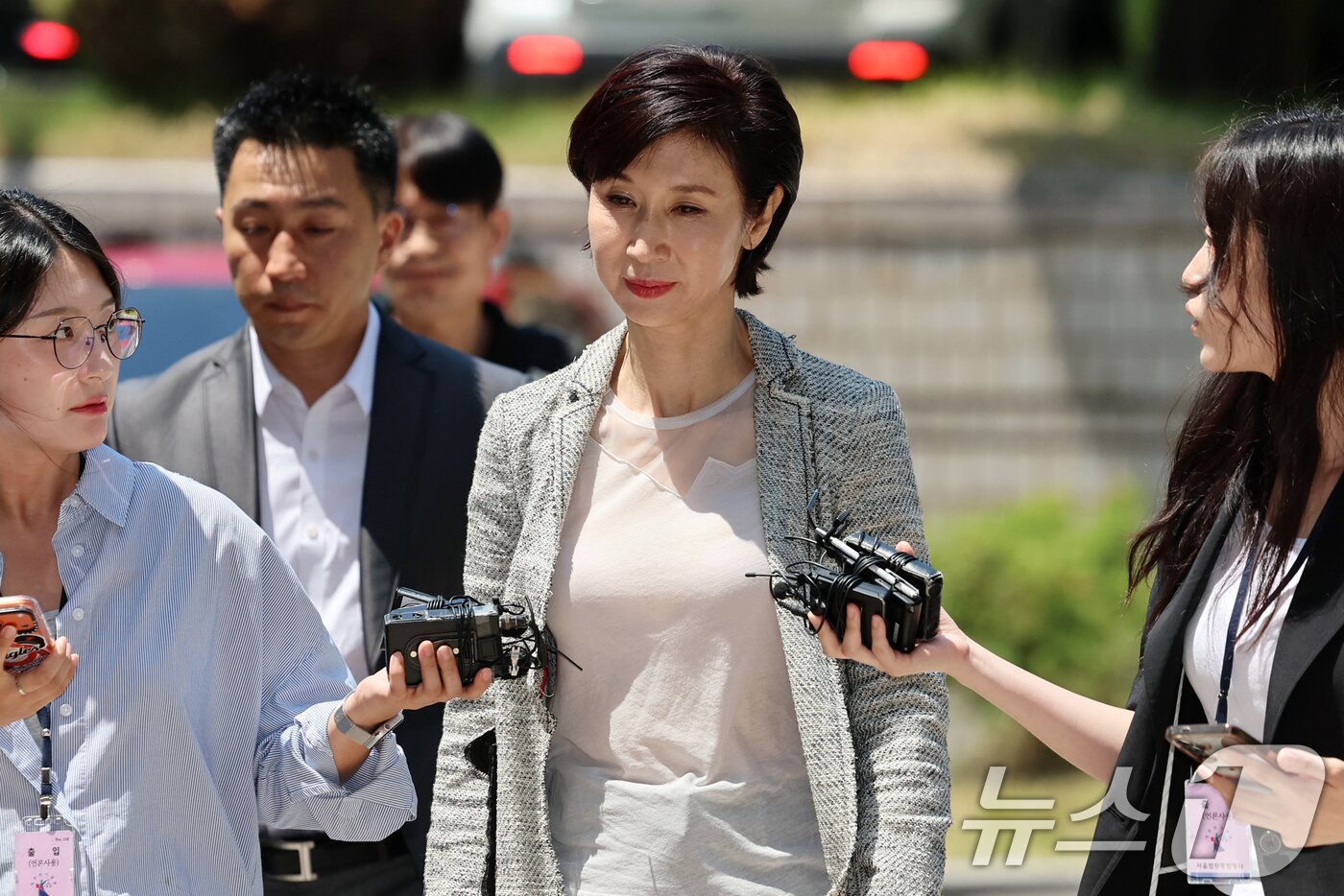 본문 이미지 - 노소영 아트센터 나비 관장이 15일 서울 서초구 서울고등법원에서 열린 최태원 SK그룹 회장과의 재산 분할 파기환송심 2차 조정 기일에 출석하고 있다. (공동취재) 2026.6.15 ⓒ 뉴스1 김도우 기자