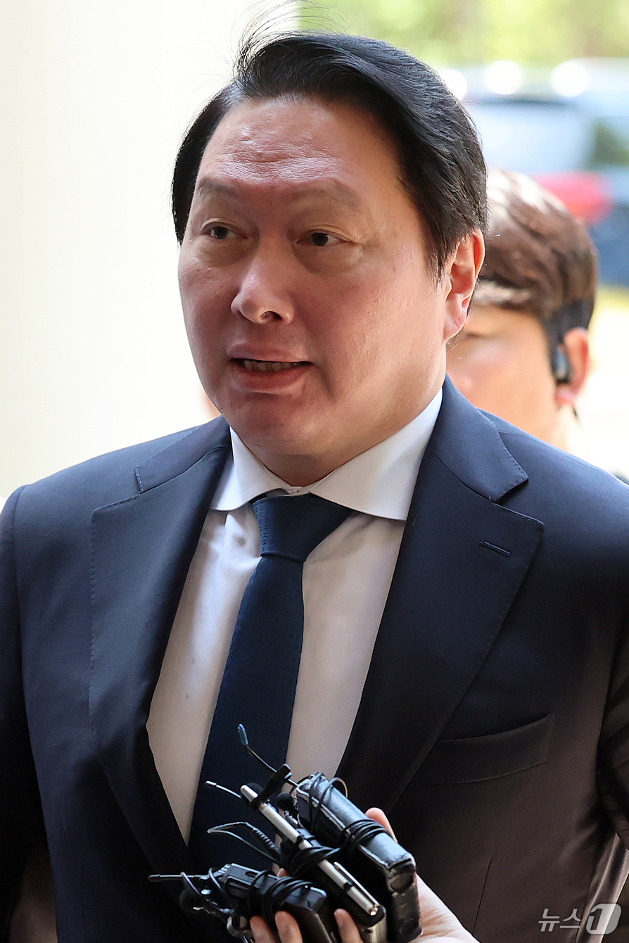 (서울=뉴스1) 김도우 기자 = 최태원 SK그룹 회장이 15일 서울 서초구 서울고등법원에서 열린 노소영 아트센터 나비 관장과의 재산 분할 파기환송심 2차 조정 기일에 출석하고 있다 …