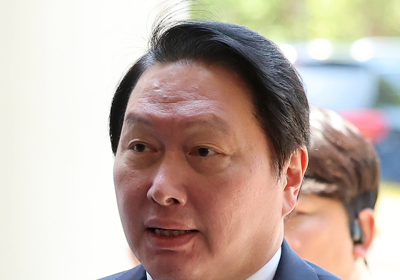 취재진 질문에 답하며 법정 향하는 최태원 회장