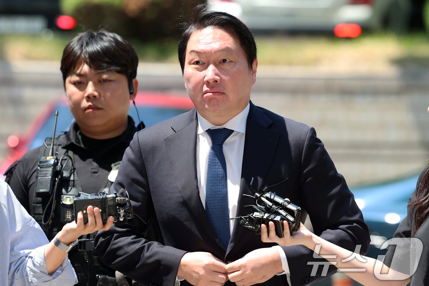 본문 이미지 - 최태원 SK그룹 회장이 15일 서울 서초구 서울고등법원에서 열린 노소영 아트센터 나비 관장과의 재산 분할 파기환송심 2차 조정 기일에 출석하고 있다. (공동취재) 2026.6.15 ⓒ 뉴스1 김도우 기자